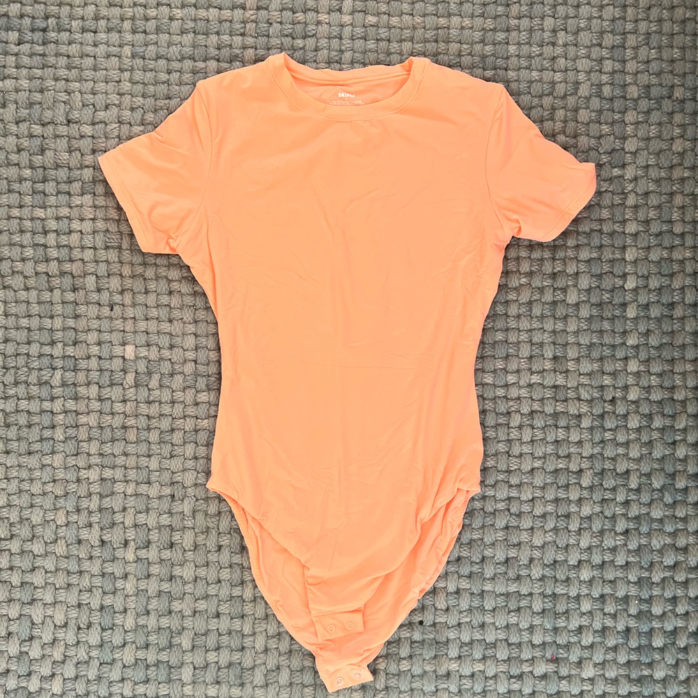 Skims short sleeve body suit. Never worn.